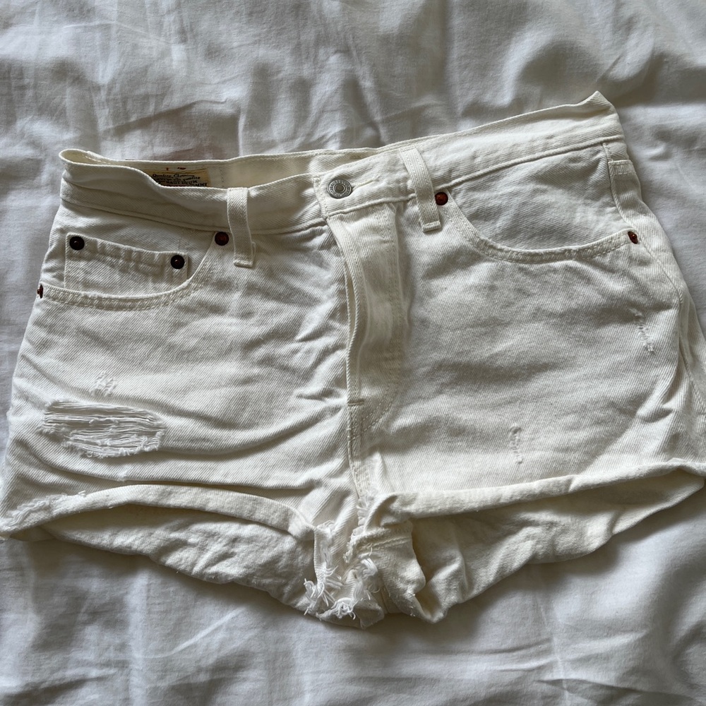 levi’s white denim shorts